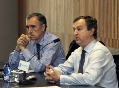 El presidente de Novagalicia Banco, José María Castellano (i), y el consejero delegado, César Bueno, en Santiago de Compostela.