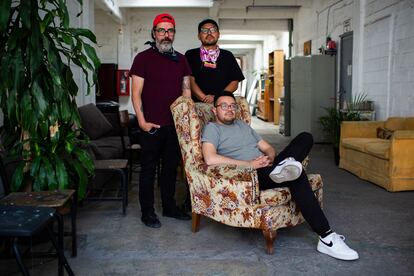 Los artistas Taka Fernández y Foreman junto al dueño de la escuela, Martín Villa.