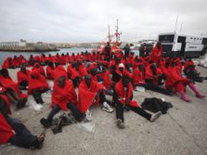 Algunos los 227 inmigrantes rescatados y trasladados al puerto de Tarifa.