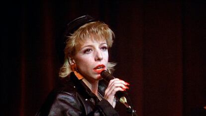 Julee Cruise cantando 'Falling' en el episodio piloto de la serie 'Twin Peaks' (1990).