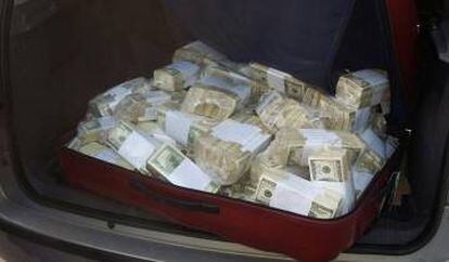 Parte del dinero que intentó ocultar López.