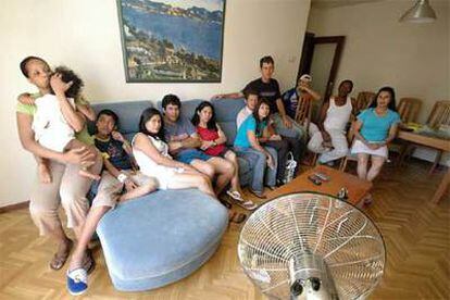 Inmigrantes afectados por la estafa inmobiliaria que ha llevado a 20 familias a alquilar el mismo piso.
