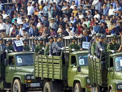 Varios camiones transportan prisioneros condenados a muerte en China.