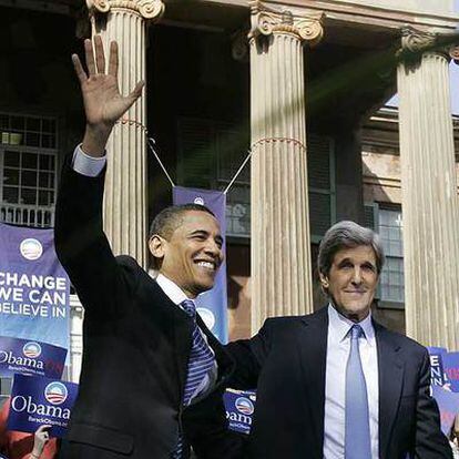 Barack Obama y el ex candidato demócrata John Kerry, ayer en Charleston.