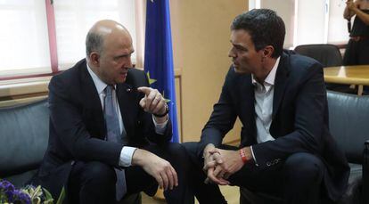 Pedro Sánchez junto al comisario europeo Pierre Moscovici.