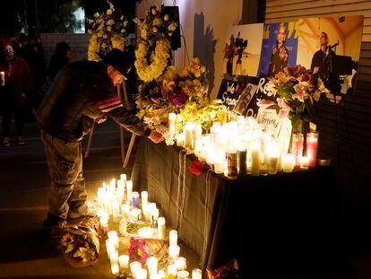 Un hombre enciende una vela durante una vigilia en recuerdo a Halyna Hutchins, el sábado por la noche en Burbank, California.