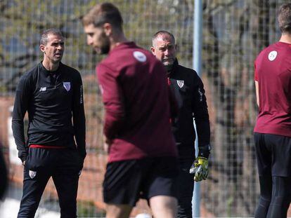 Gaizka Garitano, a la izquierda, durante un entrenamiento del Athletic.