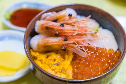 'Kaisen Don', un plato de huevas de salmón, gambas y 'sashimi' sobre arroz, típico de la isla de Hokkaido.