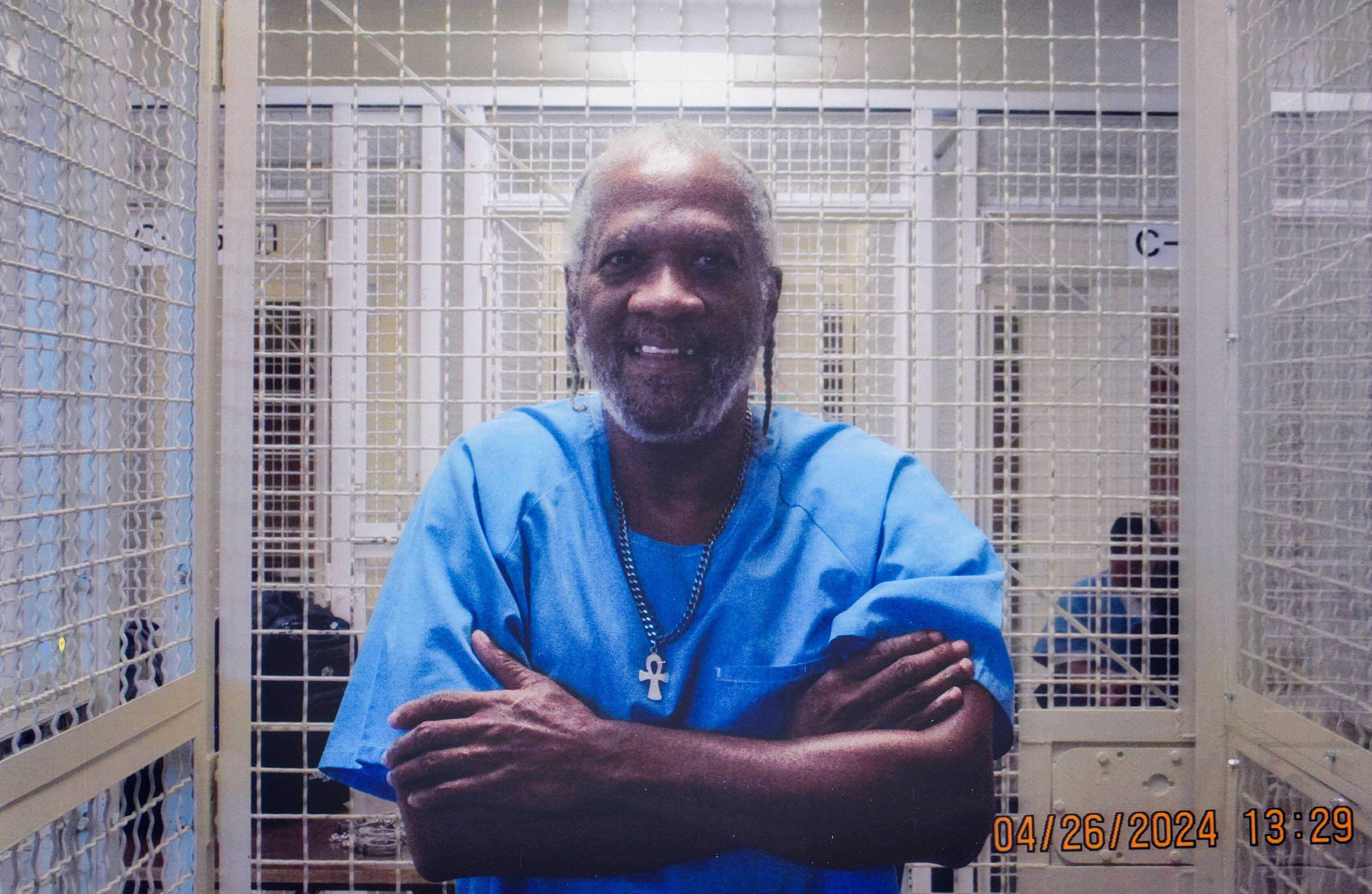 Kevin Cooper, no corredor da morte em San Quentin, no dia 26 de abril, durante entrevista ao EL PAÍS, em imagem tirada por um agente penitenciário.