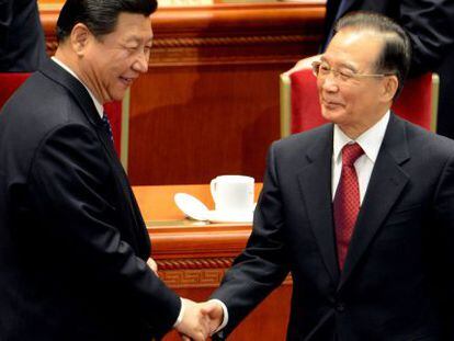 El actual primer ministro chino, Wen Jiabao (d), estrecha la mano del futuro presidente, Xi Jinping.