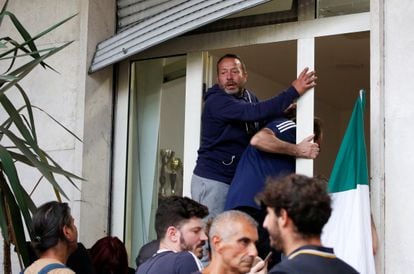 Manifestantes contra el pasaporte de vacunación entran en la sede del sindicato CGIl, en Roma, el sábado 9 de octubre. 