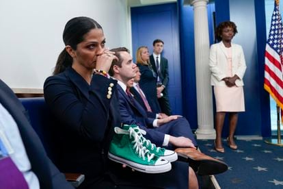 Camila Alves McConaughey escucha emocionada las palabras de su marido mientras sostiene unas zapatillas Converse verdes, calzado que era de la fallecida Maite Yuleana Rodríguez, de 10 años.