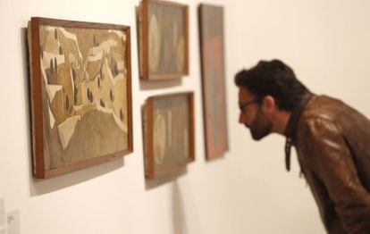 Una persona observa uno de los cuadros de Gonzalo Chillida que expone el centro Koldo Mitxelena.