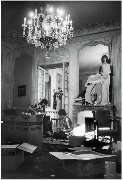 Keith Richards (à gauche) et Mick Jagger (à droite) dans le grand hall de la villa, 1971. 