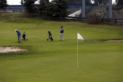 Imagen de un campo de golf.