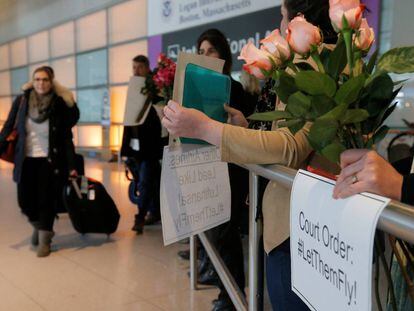 Manifestantes en contra del veto migratorio de Trump en el aeropuerto de Boston