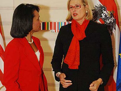 La secretaria de Estado de EE UU, Condoleezza Rice, y la ministra de Exteriores austriaca, Ursula Plassnik, en Viena.