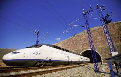 El AVE-Madrid Sevilla, inaugurado en abril de 1992, inició el despliegue de la red de alta velocidad en España.