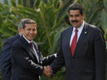 El presidente de Per&uacute;, Ollanta Humala, recibe a Nicol&aacute;s Maduro en Lima el pasado 30 de noviembre.