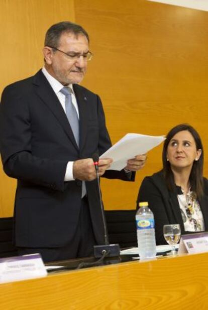 El rector de la Jaume I, Vicent Climent, ayer, con la consejera de Educación, María José Català.