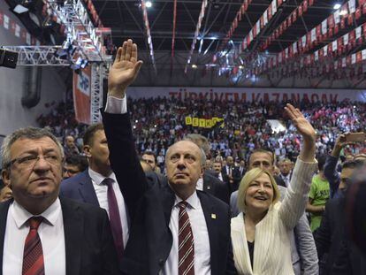 Muharrem Ince, en el centro junto a su mujer, en el congreso que este viernes lo ha nominado como candidato del partido CHP, el principal de la oposición en Turquía, a las elecciones presidenciales del próximo 24 de junio.