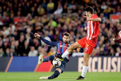 Piqué se lanza al suelo para interceptar el avance de Gonzalo Melero, del Almería, durante el partido de La Liga que sirve de despedida del jugador del Barcelona.
