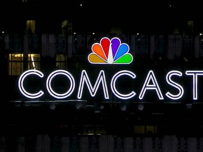 Los logos de Comcast y de NBC sobre el Rockefeller Plaza, en Nueva York.