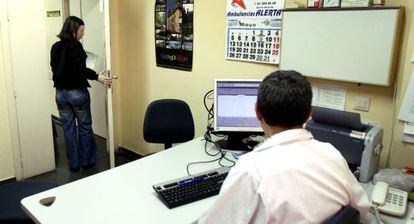 Una paciente sale de la consulta del médico de cabecera.