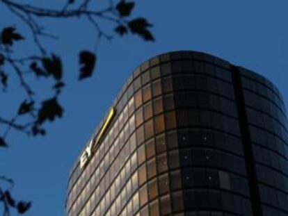 Logo de EY en un edificio de oficinas de Sídney (Australia).