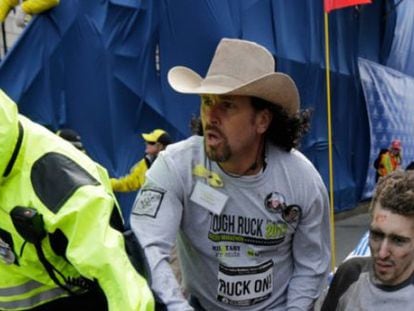 Carlos Arredondo asiste a Jeff Bauman tras ser herido en el atentado de Boston.