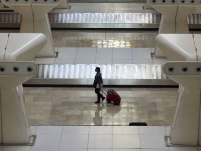  Una viajera en el área de recogida de equipajes del aeropuerto de Madrid-Barajas.