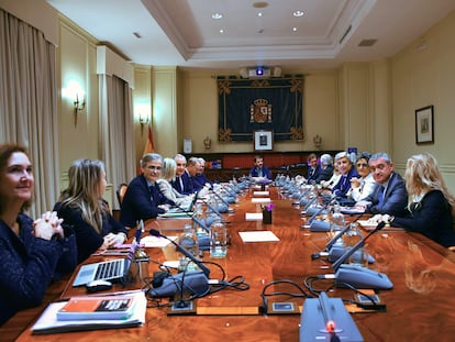 Pleno extraordinario del Consejo del Poder Judicial celebrado este lunes, en una imagen distribuida por el órgano.