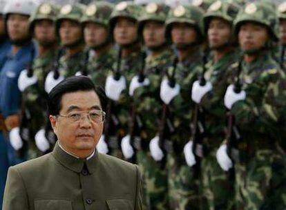 Hu Jintao pasa revista a las tropas del Ejército de Liberación del Pueblo durante su visita este fin de semana a Hong Kong.