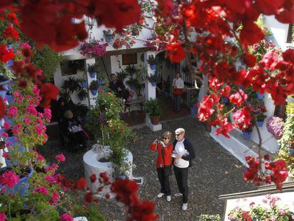 Varios turistas durante la festividad de Los patios de Córdoba.