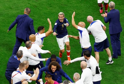 Los jugadores franceses, con Antoine Griezmann en último lugar, celebran el pase a la final con parte del cuerpo técnico.