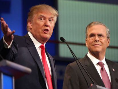 Trump (derecha) y Jeb Bush, en un debate el 16 de agosto.