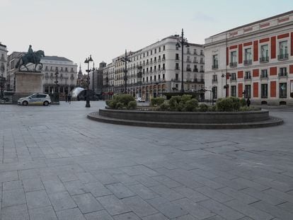 Plaza de Sol de Madrid, este domingo, vacía tras la declaración de estado de alarma.