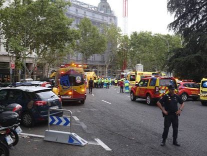 Equipos de emergencia, en el hotel Ritz de Madrid. En vídeo, declaraciones de Eugenio Amores, jefe del cuerpo en el Ayuntamiento de Madrid.