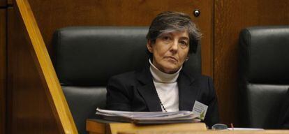 La portavoz de EH Bildu, Laura Mintegi, en una sesión plenaria del Parlamento vasco. 