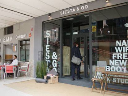 Puerta del local de Siesta and Go en AZCA, Madrid.