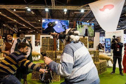 El estand de Castilla La Mancha propone un rato de diversión gracias a un simulador de realidad virtual en el que los visitantes luchan, cual Quijotes, contra molinos de viento que se convierten en gigantes. 