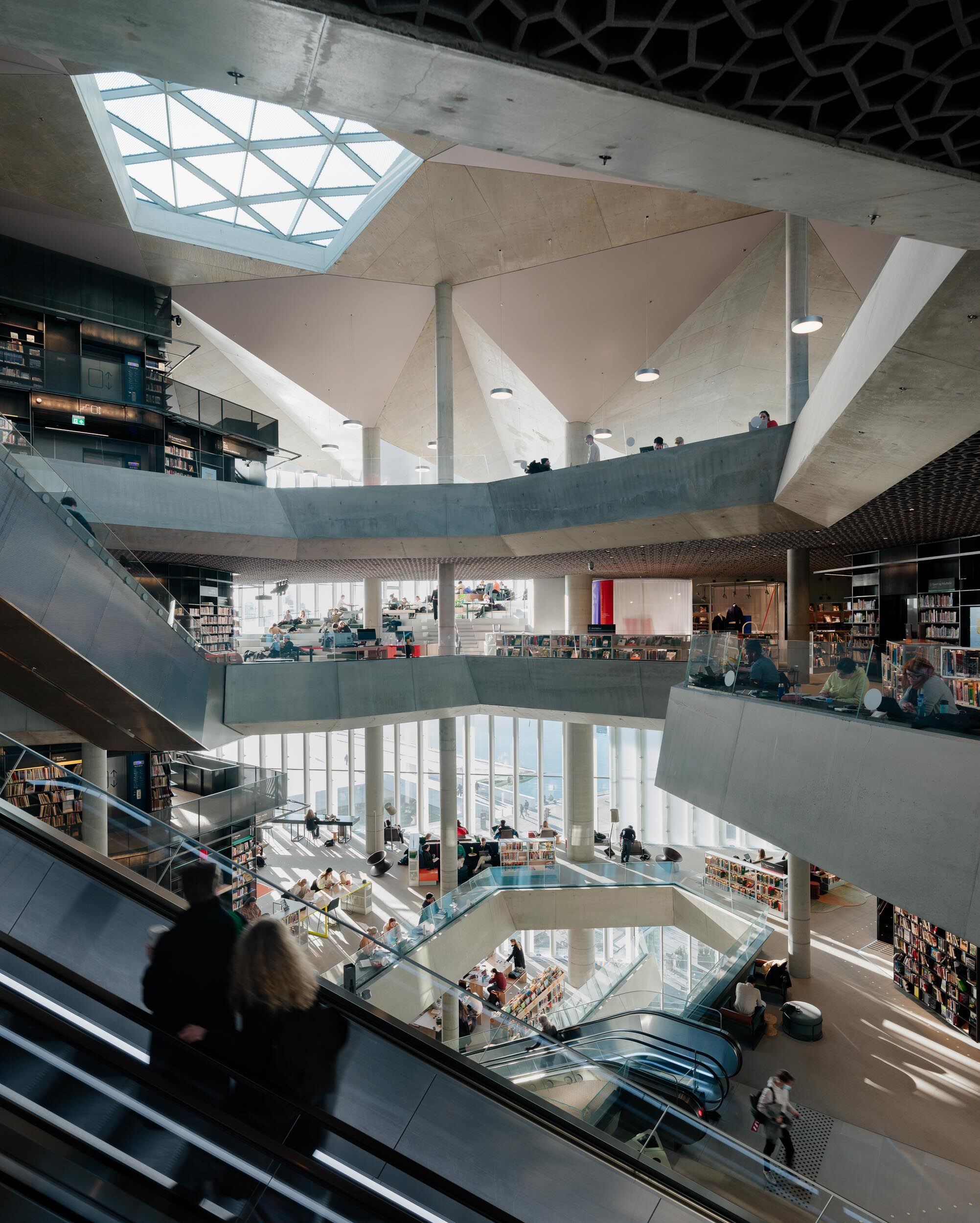 Vista del interior de la sede central de la biblioteca de Oslo. 