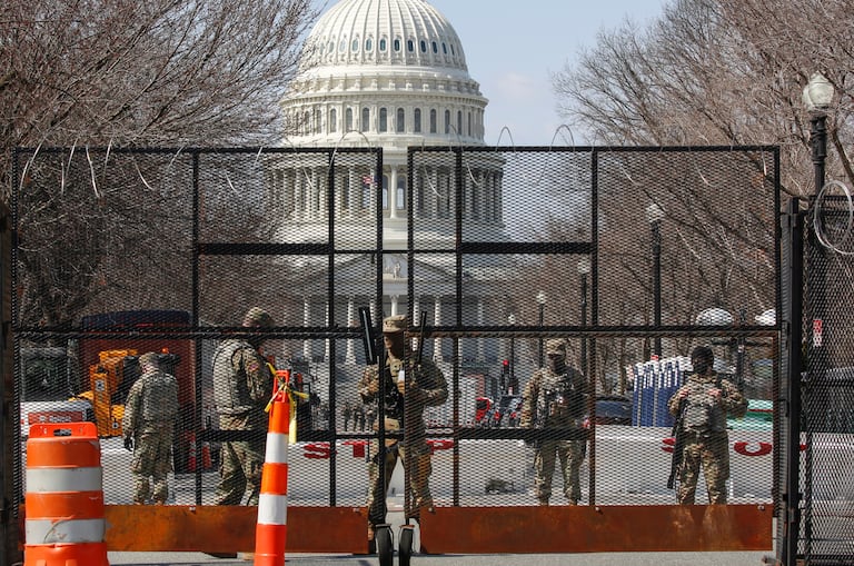 Miembros de la Guardia Nacional vigilan los alrededores de un Capitolio blindado, Washington.