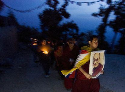 Tibetanos en el exilio desfilan con un retrato del Dalai Lama en Dharamsala (India).