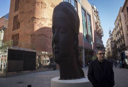 El artista Jaume Plensa junto a su escultura 