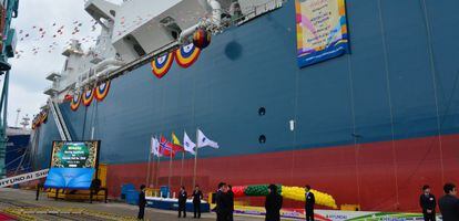 El buque &#039;Independence&#039;, que ser&aacute; clave en la seguridad energ&eacute;tica de Lituania, en los astilleros de Corea del Sur donde fue construido.