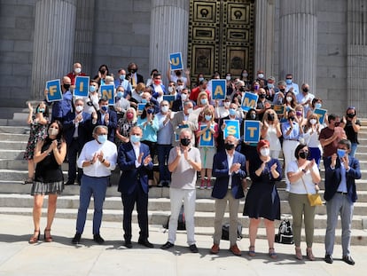 Miembros de la Pataforma per un Finançament Just se concentran ante el Congreso de los Diputados el pasado lunes para reclamar una financiación justa para la Comunidad Valenciana.