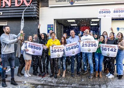 Los loteros de la administración número 3 de Manises celebran haber repartido 460.000 euros con la venta de un décimo del Gordo de un quinto. 