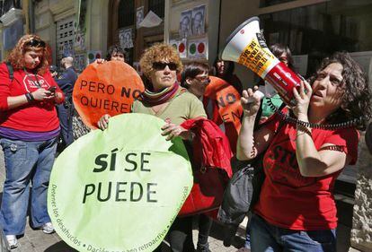 La Plataforma de Afectados por las Hipotecas durante una acción de escrache frente a la casa del vicesecretario de Estudios y Programas del PP, Esteban González Pons, en Valencia.