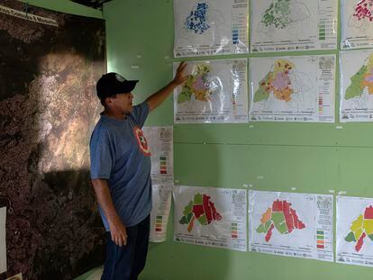 Dairo Urán trabaja con los mapas desarrollados por la comunidad, donde se caracteriza e identifica a toda la población del sector de la comuna 8 de Medellín.